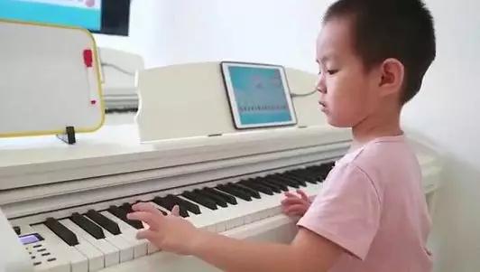 幼儿学钢琴